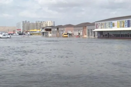 Bakıda göl daşdı