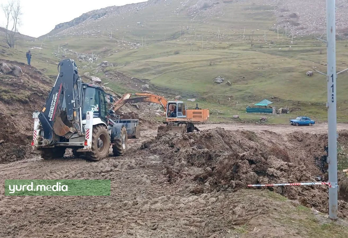 Daşkəsəndə selin uçurduğu avtomobil yolu təmir olunur