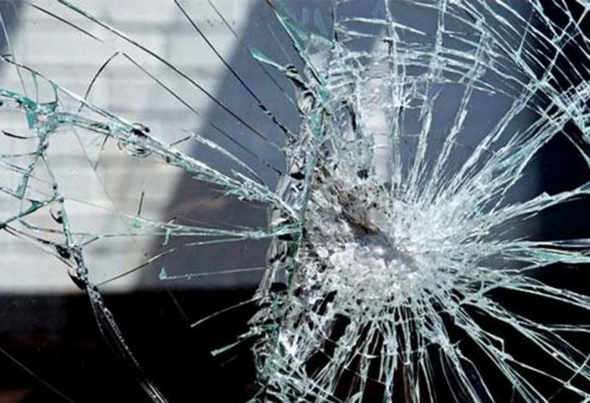 Gəncədə avtomobil beton maneə çırpılıb, xəsarət alanlar var