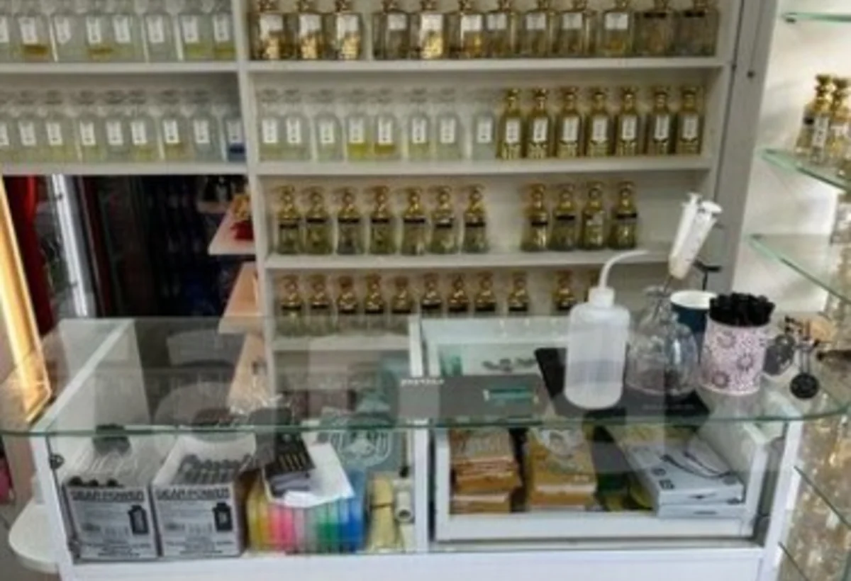 Ətriyyat mağazasının qadın satıcısı bıçaqlanıb