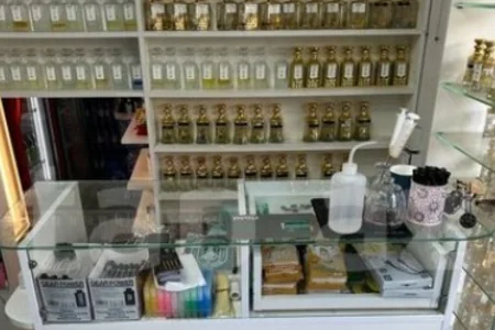 Ətriyyat mağazasının qadın satıcısı bıçaqlanıb