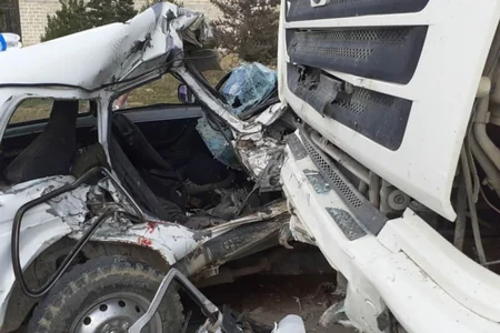 Gədəbəydə Shacman minik avtomobili ilə toqquşub, xəsarət alanlar var