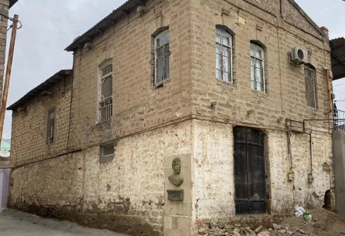 Yağış suları Bakıda tarixi evi uçurub