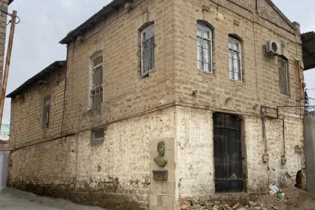 Yağış suları Bakıda tarixi evi uçurub
