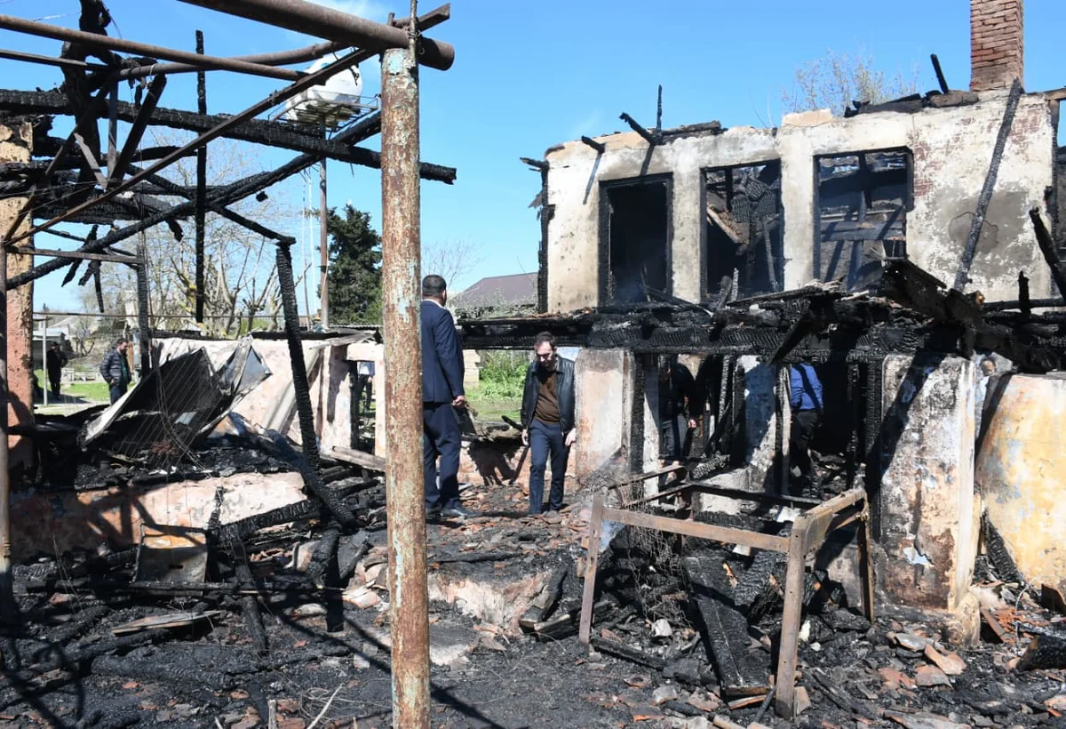Masallıda 2 yaşlı körpə babası ilə birgə yanaraq ölüb - FOTO