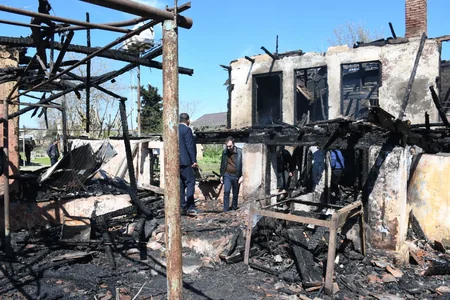 Masallıda 2 yaşlı körpə babası ilə birgə yanaraq ölüb - FOTO