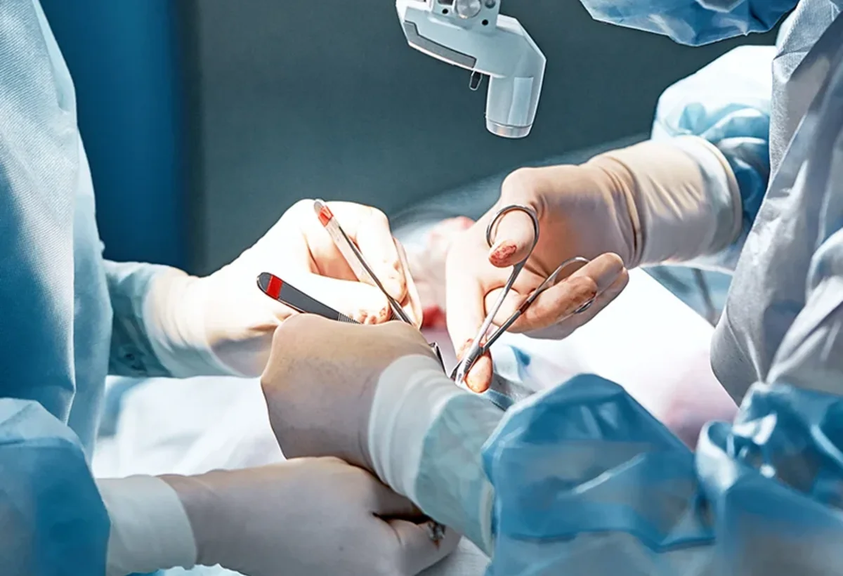 Azərbaycanda 3 plastik cərrah CƏZALANDIRILDI