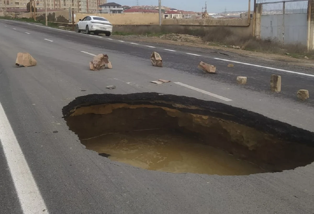 İntensiv yağış Abşeronda təzə asfaltı da çökdürdü