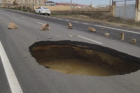 İntensiv yağış Abşeronda təzə asfaltı da çökdürdü