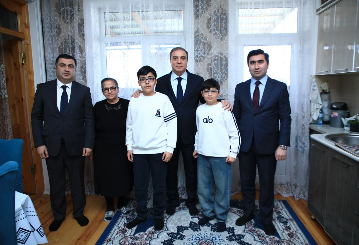 Niyazi Bayramov Aprel döyüşləri şəhidlərinin ailələrini ziyarət edib