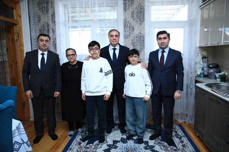 Niyazi Bayramov Aprel döyüşləri şəhidlərinin ailələrini ziyarət edib