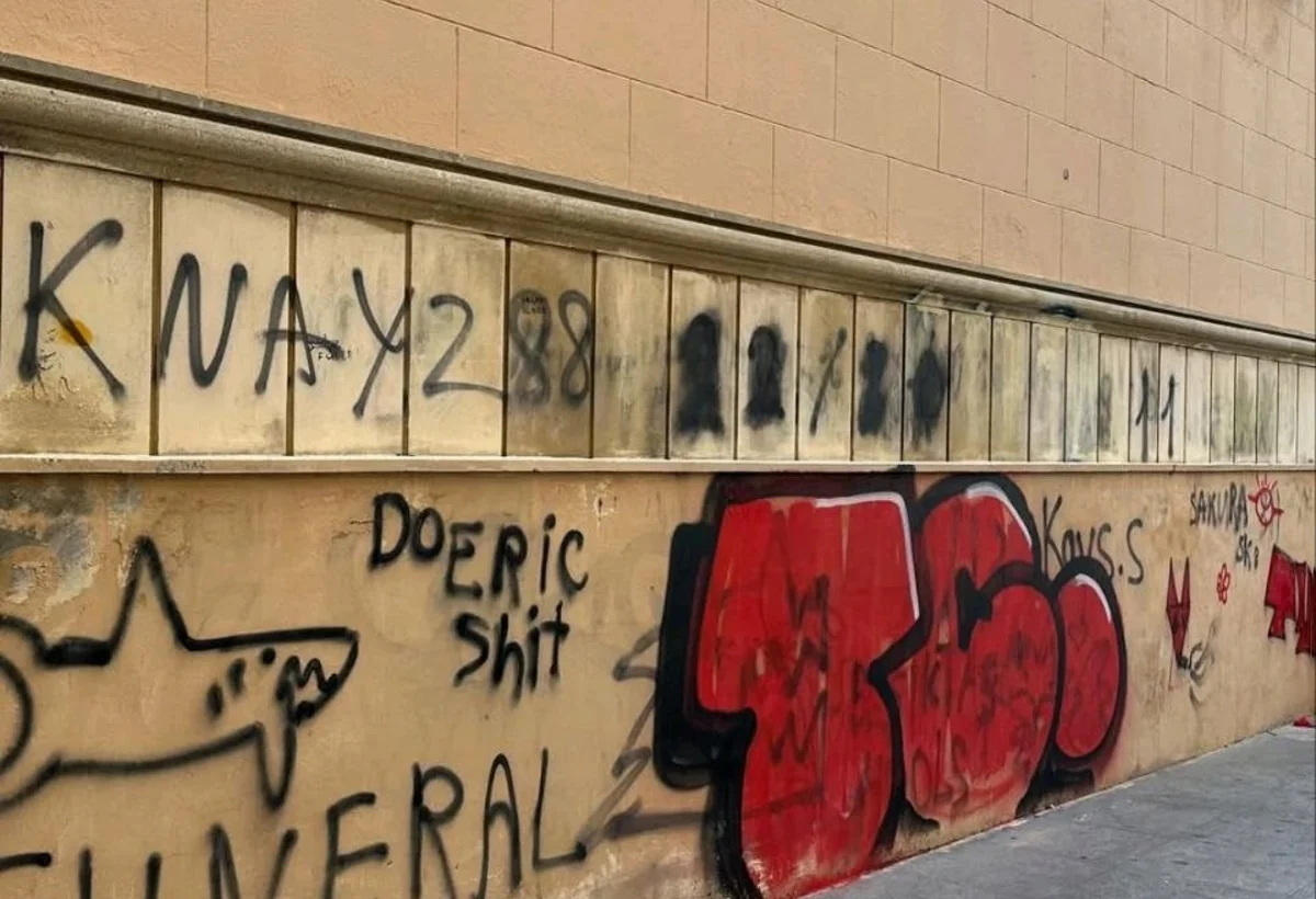 Bakıda tarixi binanın fasadında cızma-qara edildi: ARAŞDIRMA BAŞLANDI - FOTO