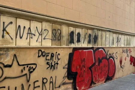 Bakıda tarixi binanın fasadında cızma-qara edildi: ARAŞDIRMA BAŞLANDI - FOTO