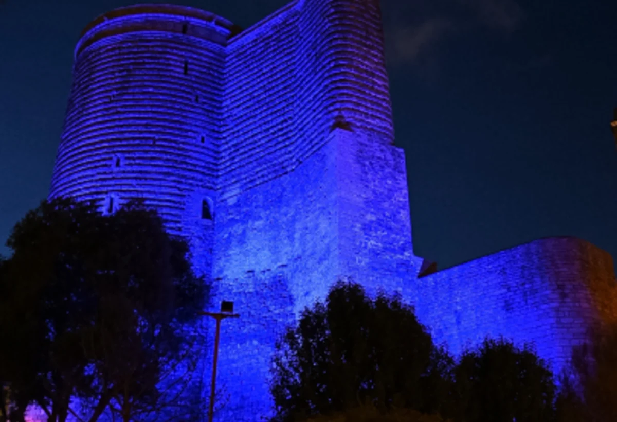 Bakıda binalar niyə mavi rəngdə işıqlandırılıb? - FOTO