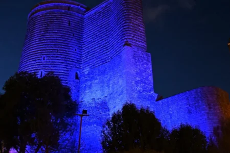 Bakıda binalar niyə mavi rəngdə işıqlandırılıb? - FOTO