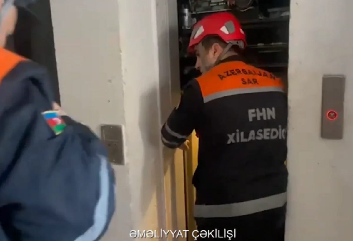 Yasamalda liftdə qalan şəxs belə xilas edildi - VİDEO