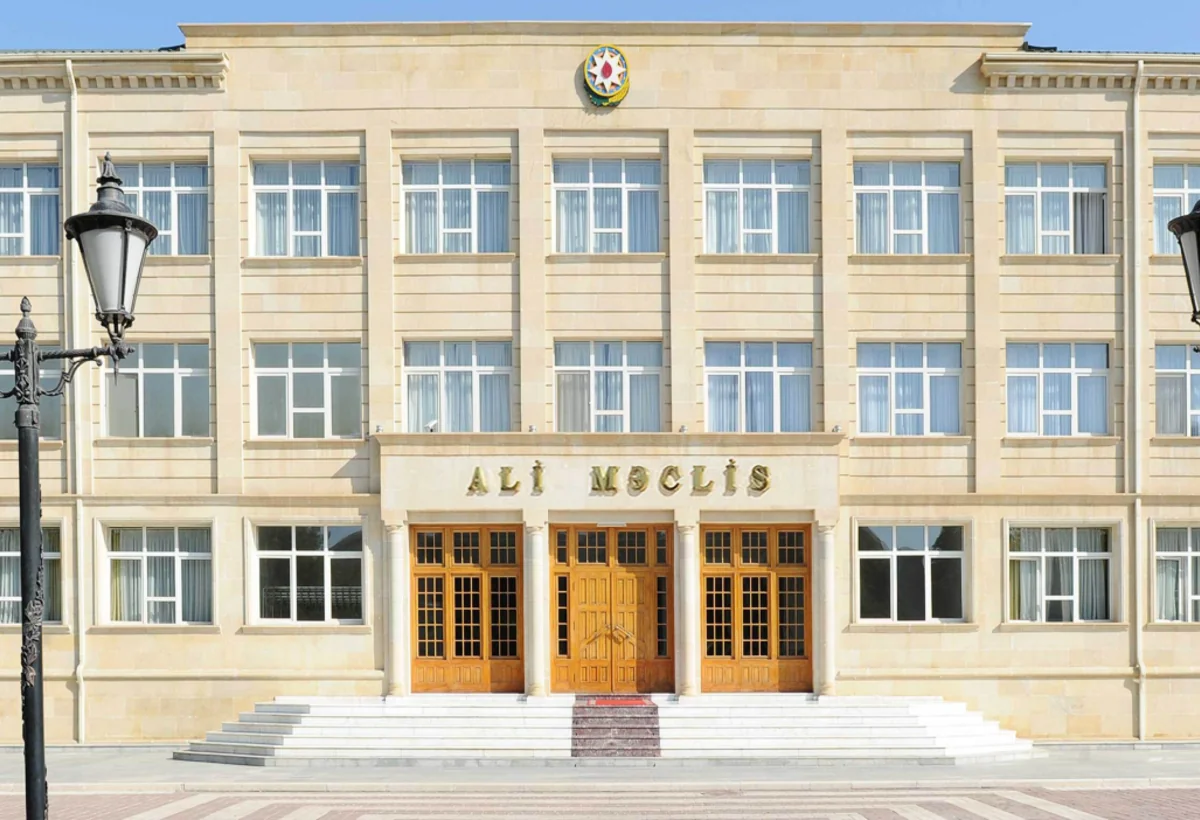 Qadına əxlaqsız təklif edən keçmiş deputat mandatını geri qaytarmaq istəyir