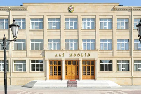 Qadına əxlaqsız təklif edən keçmiş deputat mandatını geri qaytarmaq istəyir