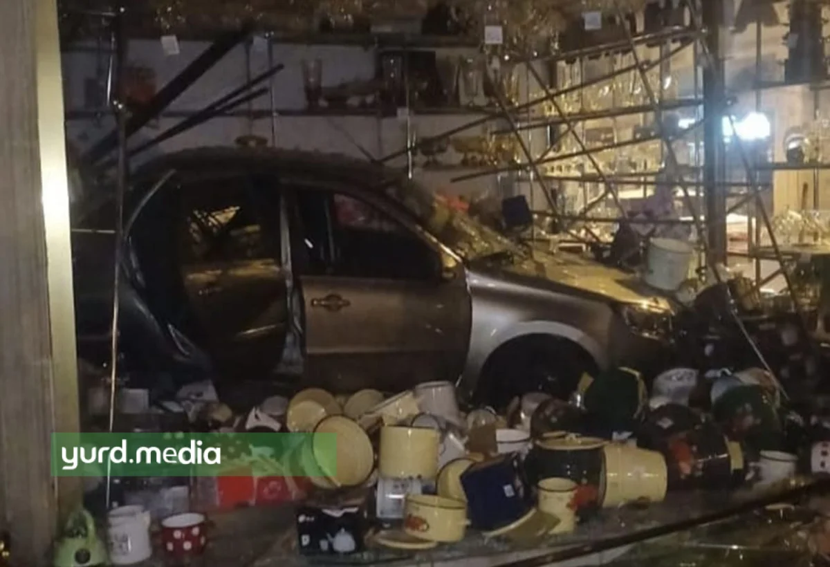 Gəncədə avtomobil cehizlik mallar mağazasına çırpıldı