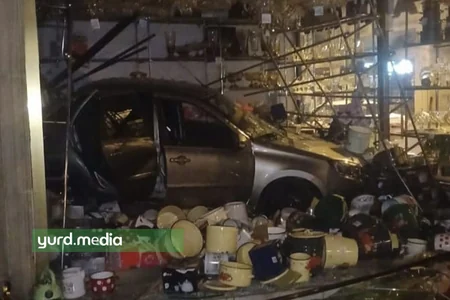 Gəncədə avtomobil cehizlik mallar mağazasına çırpıldı