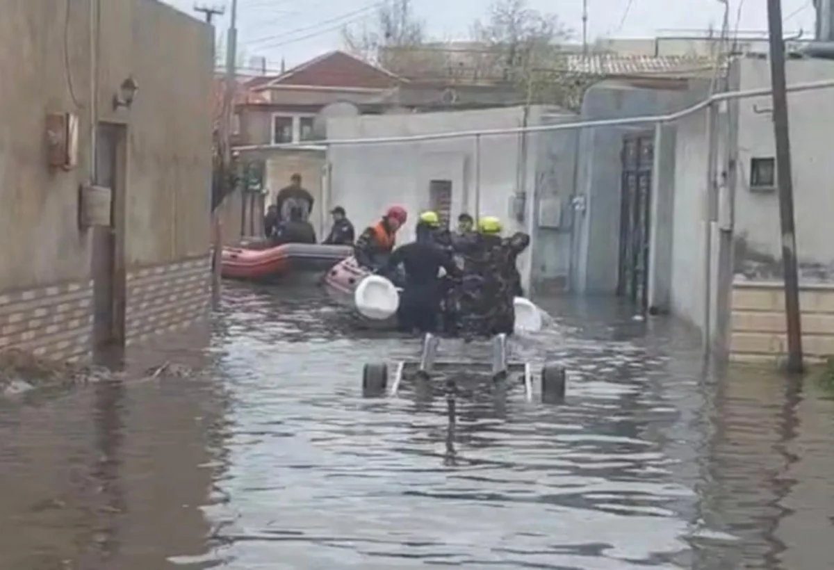 Bakıda su basmış ərazidən 58 nəfər xilas edildi - VİDEO