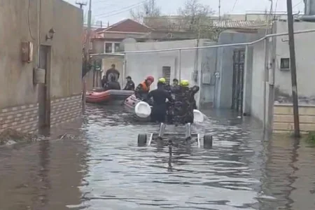Bakıda su basmış ərazidən 58 nəfər xilas edildi - VİDEO