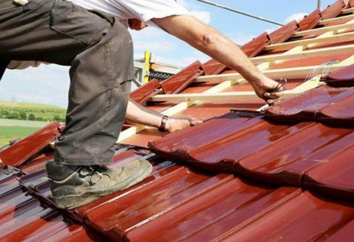 Gəncədə evinin damını düzəldən kişi yıxılaraq ölüb