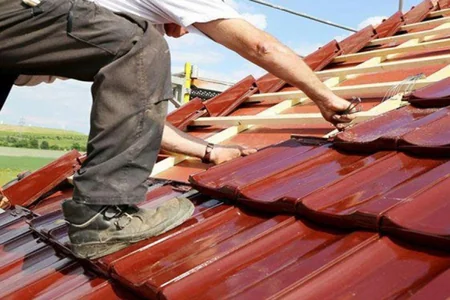 Gəncədə evinin damını düzəldən kişi yıxılaraq ölüb