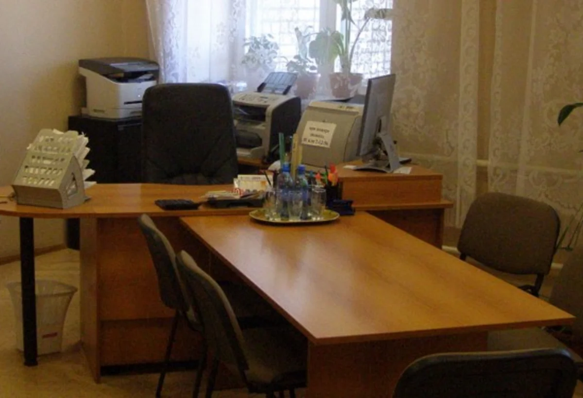 Məktəb direktorunun otağında dava: Xadiməyə cərimə kəsildi