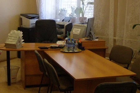 Məktəb direktorunun otağında dava: Xadiməyə cərimə kəsildi