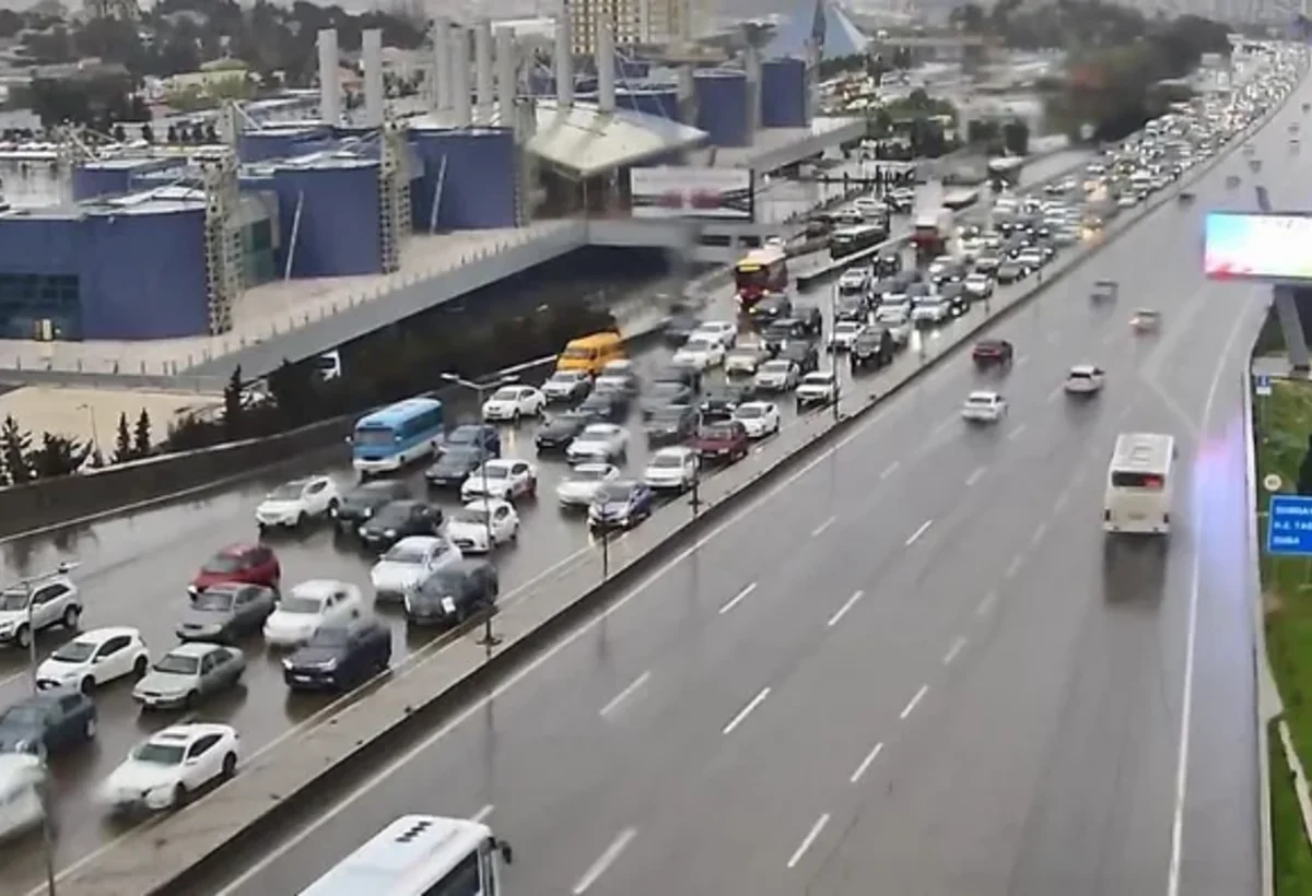 Paytaxtda 18 istiqamətdə avtomobillərin hərəkəti iflic olub