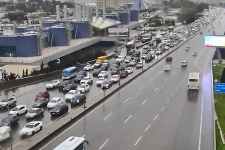 Paytaxtda 18 istiqamətdə avtomobillərin hərəkəti iflic olub