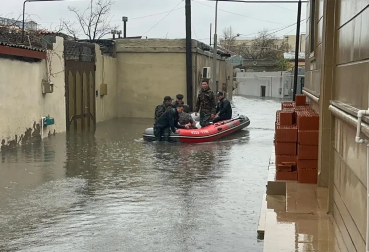 Bakıda su basmış ərazilərdən insanlar qayıqlarla xilas edilir - VİDEO