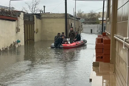 Bakıda su basmış ərazilərdən insanlar qayıqlarla xilas edilir - VİDEO