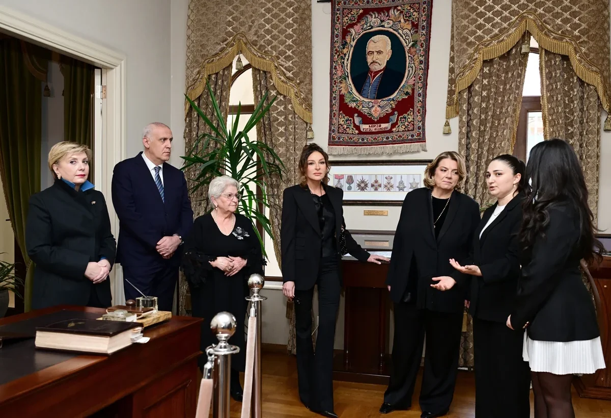Mehriban Əliyeva Tbilisidə Mirzə Fətəli Axundzadə adına Azərbaycan Mədəniyyəti Muzeyi ilə tanış olub