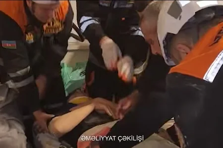 Bakıda yaşayış evi çökdü, 30 yaşlı qadın dağıntılar altında qaldı - VİDEO