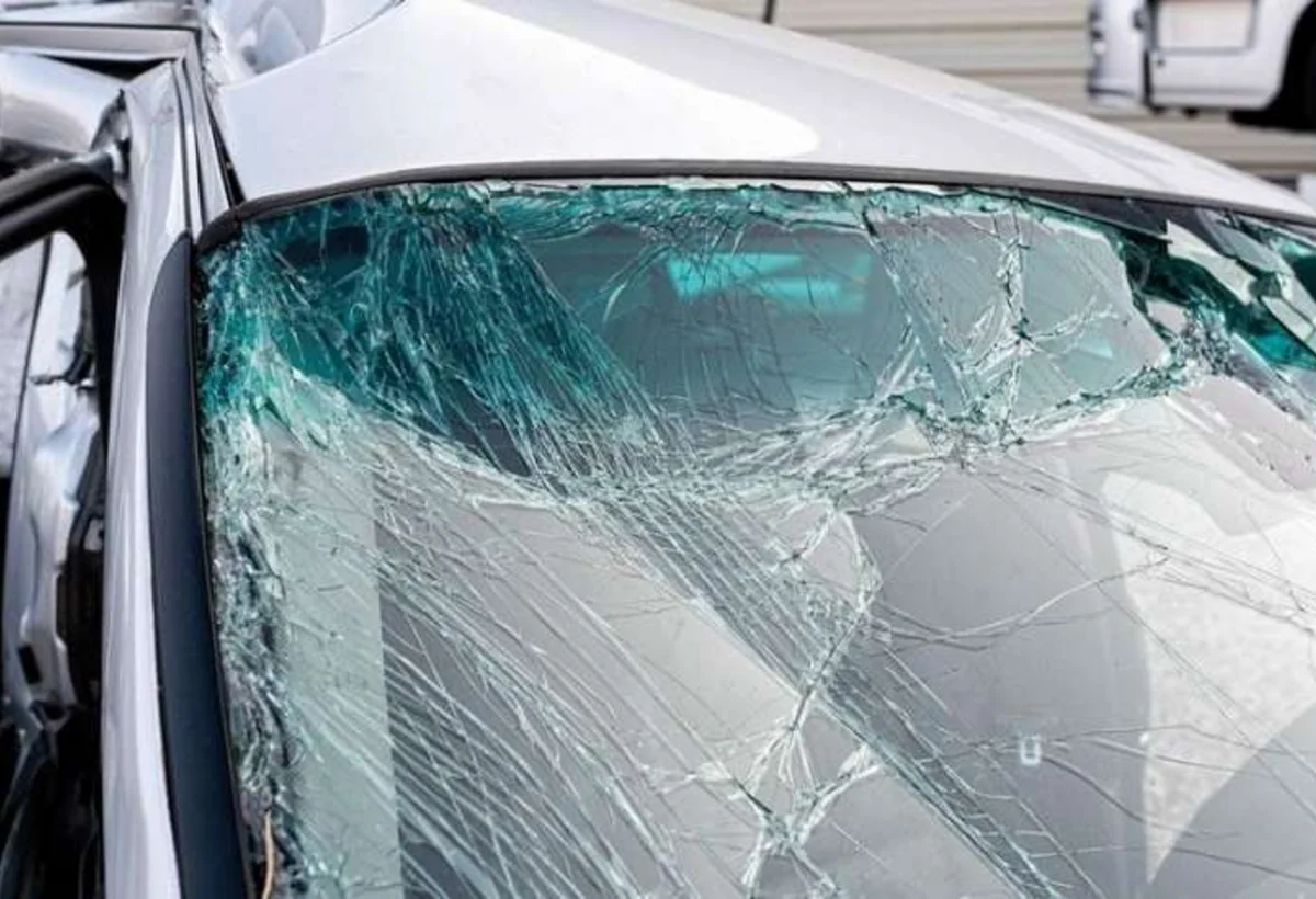 Mingəçevirdə avtomobil restoranın divarına çırpılıb