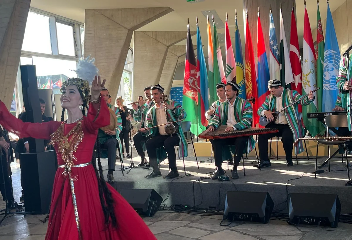 UNESCO-da Azərbaycanlı modelyerinin milli geyim kolleksiyasının defilesi keçirilib