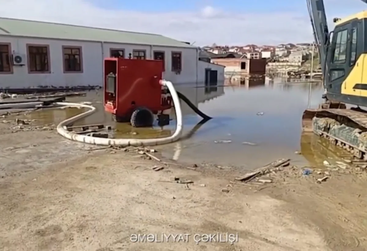 Bakının 7 rayonunda hələ də suçəkmə işləri aparilir - VİDEO