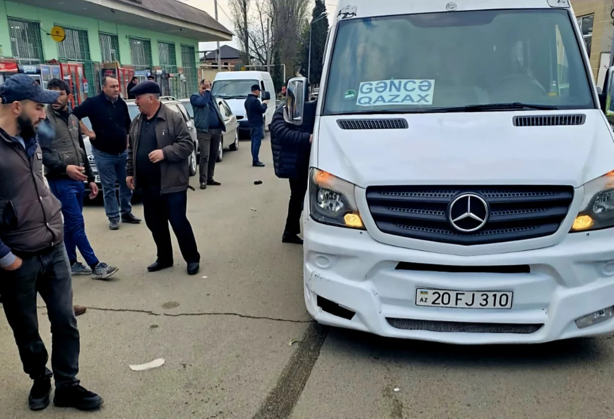 Tovuzda mikroavtobus uşağı vurub