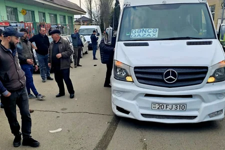 Tovuzda mikroavtobus uşağı vurub