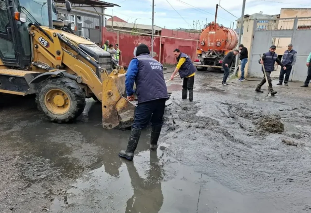 Bakıda kollektor daşan ərazidə fəsadlar aradan qaldırılır - FOTO