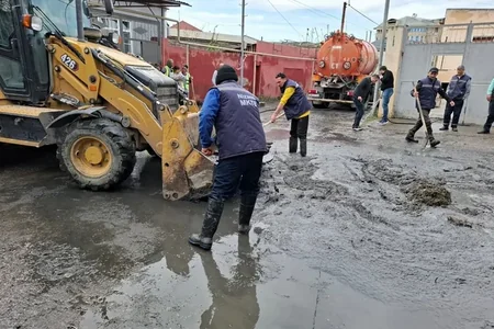 Bakıda kollektor daşan ərazidə fəsadlar aradan qaldırılır - FOTO