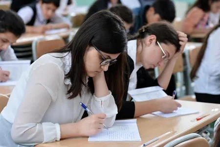 Bu gün 52 mindən çox şagird buraxılış imtahanı verəcək