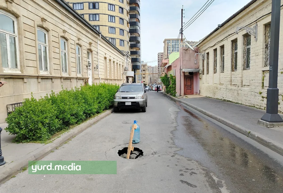 Bakıda muzeyin qarşısında yol çöküb - FOTO