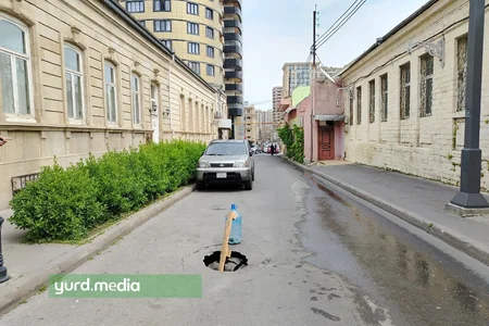 Bakıda muzeyin qarşısında yol çöküb - FOTO