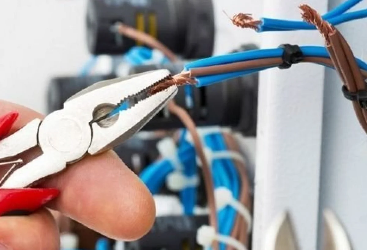 Elektrik xəttinə toxunan gənc həyatını itirdi