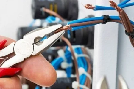 Elektrik xəttinə toxunan gənc həyatını itirdi