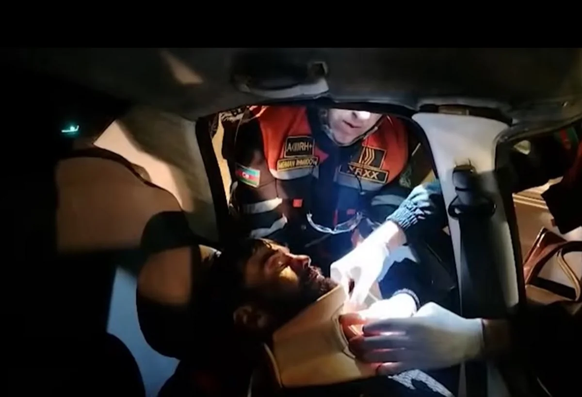 Qəzaya düşən maşından sürücü belə xilas edildi - VİDEO