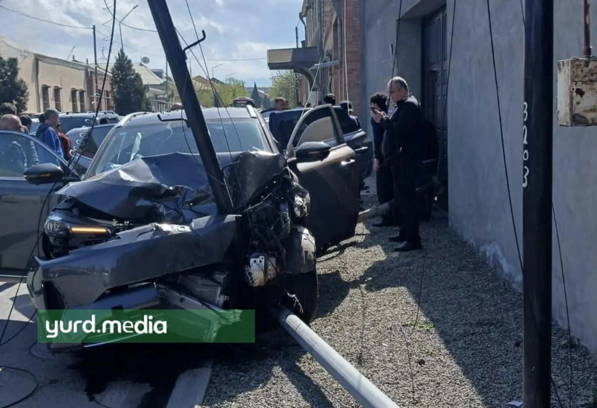 Gəncədə BMW və Changan toqquşub, xəsarət alanlar var - FOTO